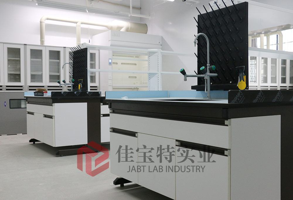 C型框架结构，配木制悬挂柜